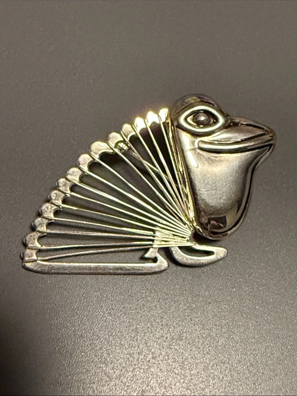 Vintage Silver Tone Frog Brooch Pendant: Sculptural Wire Design